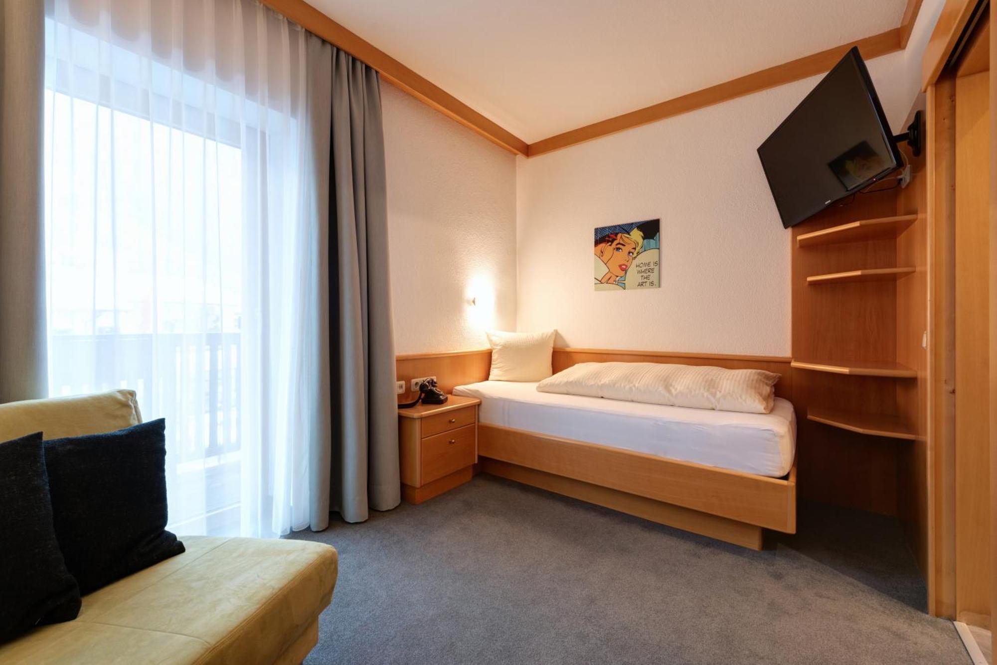 Hotel Pension Kirchplatz サンクト・アントン・アム・アールベルク 部屋 写真