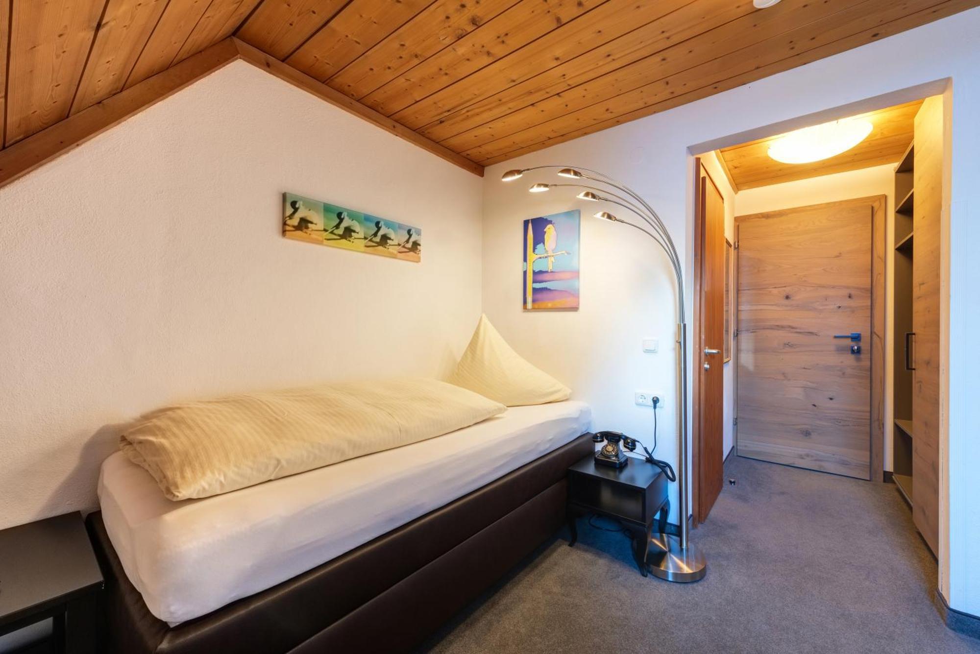 Hotel Pension Kirchplatz サンクト・アントン・アム・アールベルク 部屋 写真